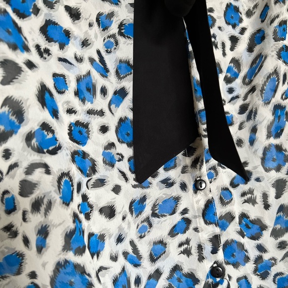 Leopard print top in size medium - Picture 2 of 6